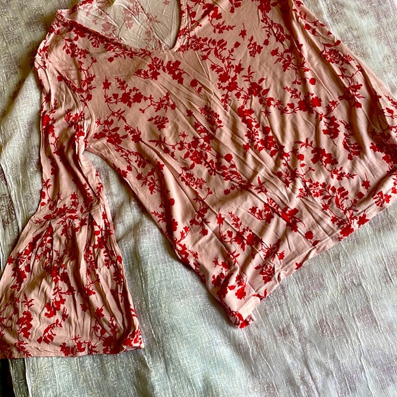 FLAT Rs. 500 (free ship) H&M Cute floral top with bell sleeves - Picture 7 of 8